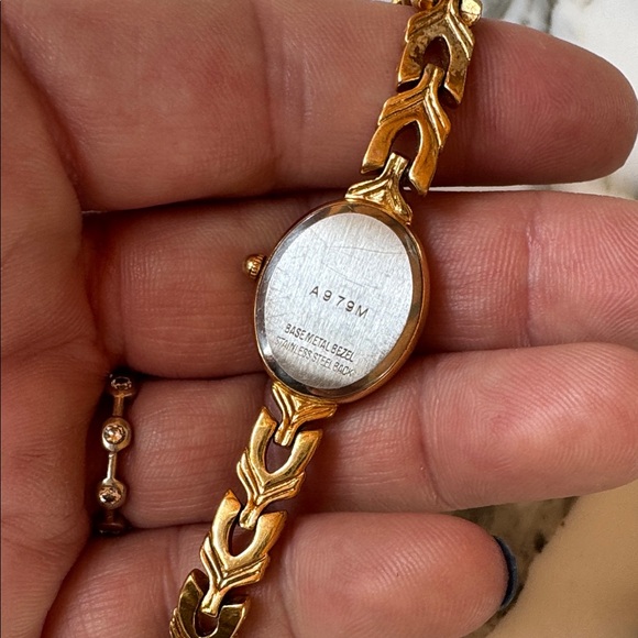 Lucien Barret Quartz Gold Women's Watch w/ Diamond & Mother of Pearl Face - Picture 10 of 12